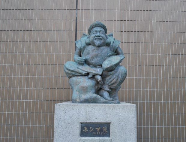 Tượng thần Ebisu trước nhà ga / Photo: internet