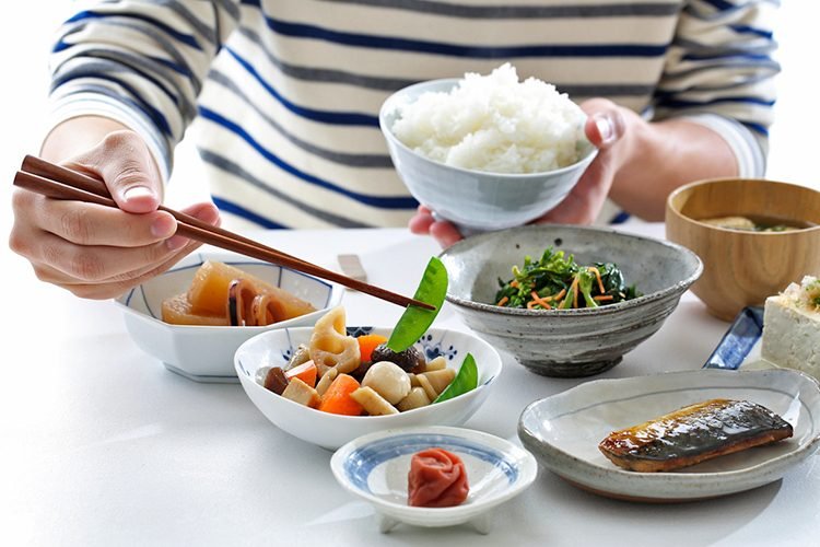 Không đặt khuỷu tay lên bàn khi ăn / Photo: otsuka.co.jp