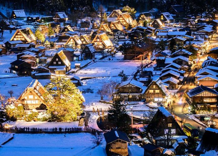 Làng cổ Shirakawago đẹp như trong cổ tích vào mùa đông/ Photo: https://www.jrailpass.com