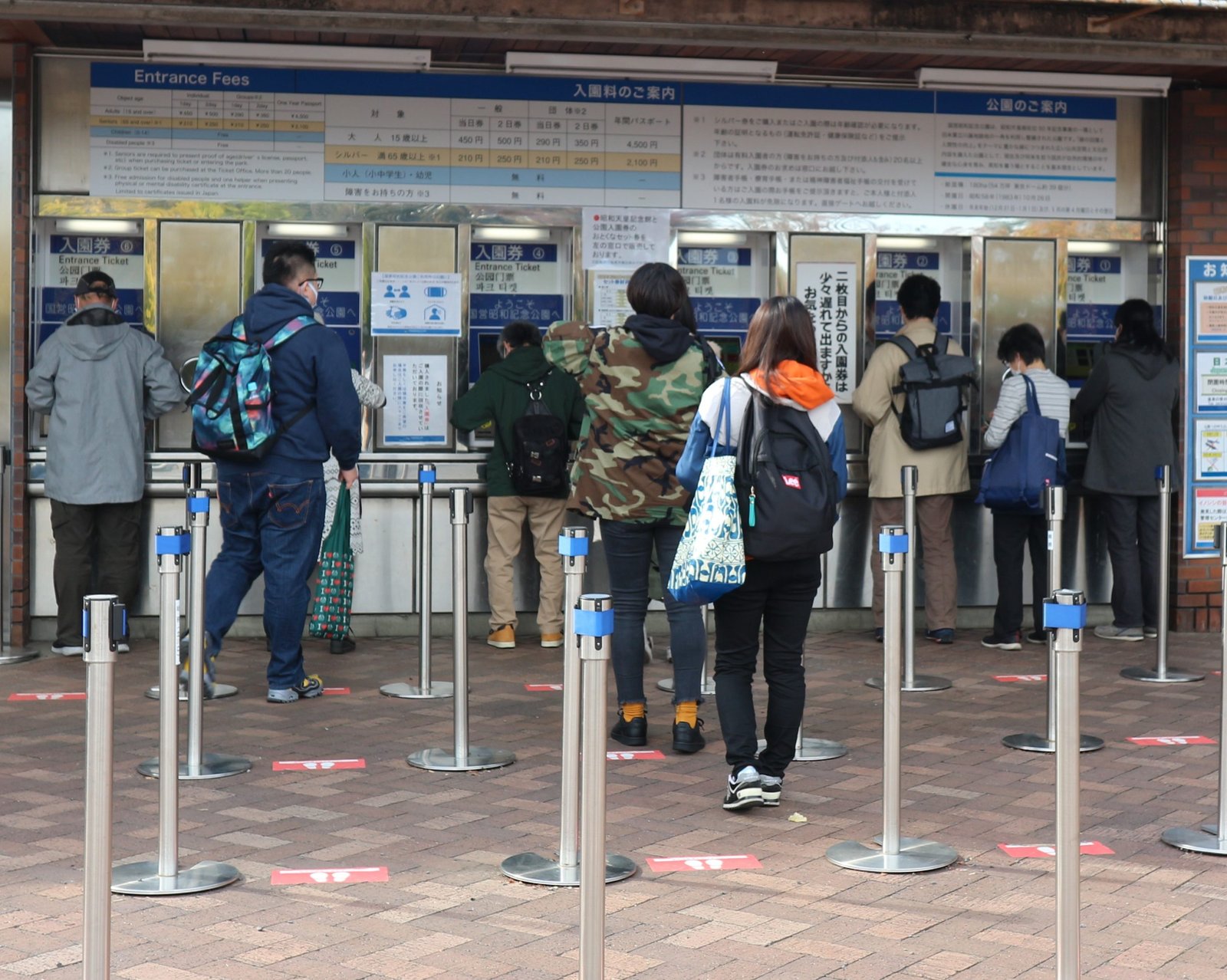 Máy bán vé tự động ngay cổng vào công viên