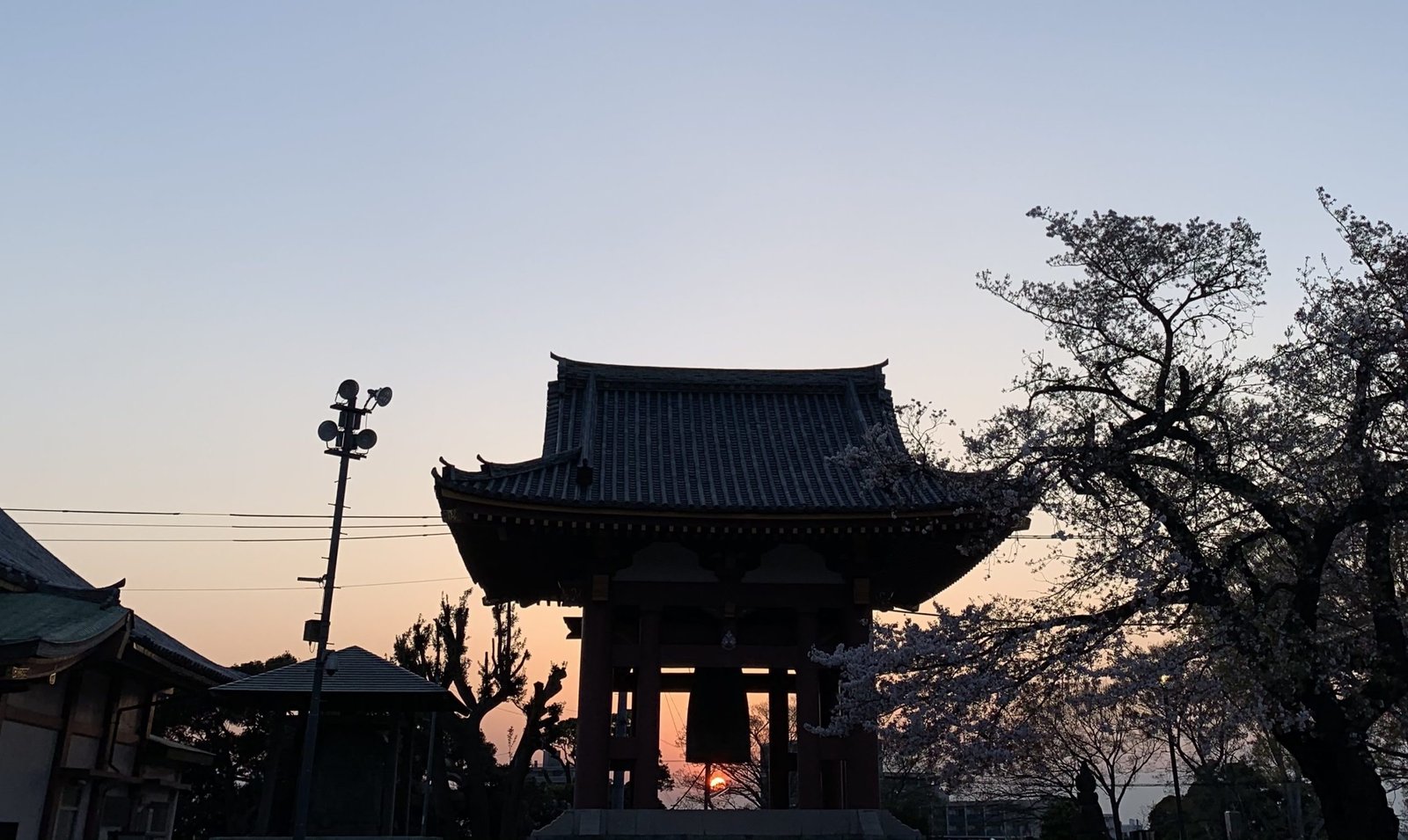 Tháp chuông đẹp kỳ ảo lúc mặt trời lặn/ Photo: Nipiko