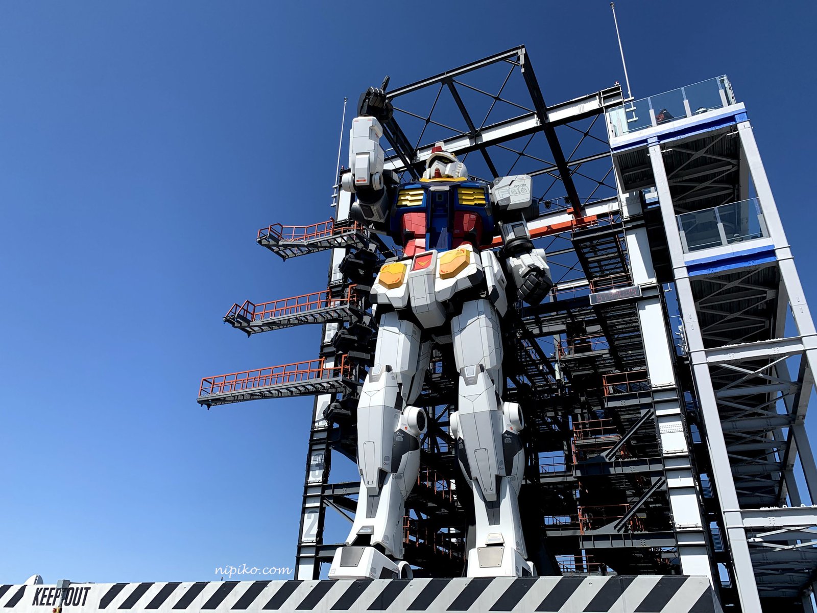 Rào chắn xung quanh sẽ được mở ra khi Gundam di chuyển/ Photo: Nipiko