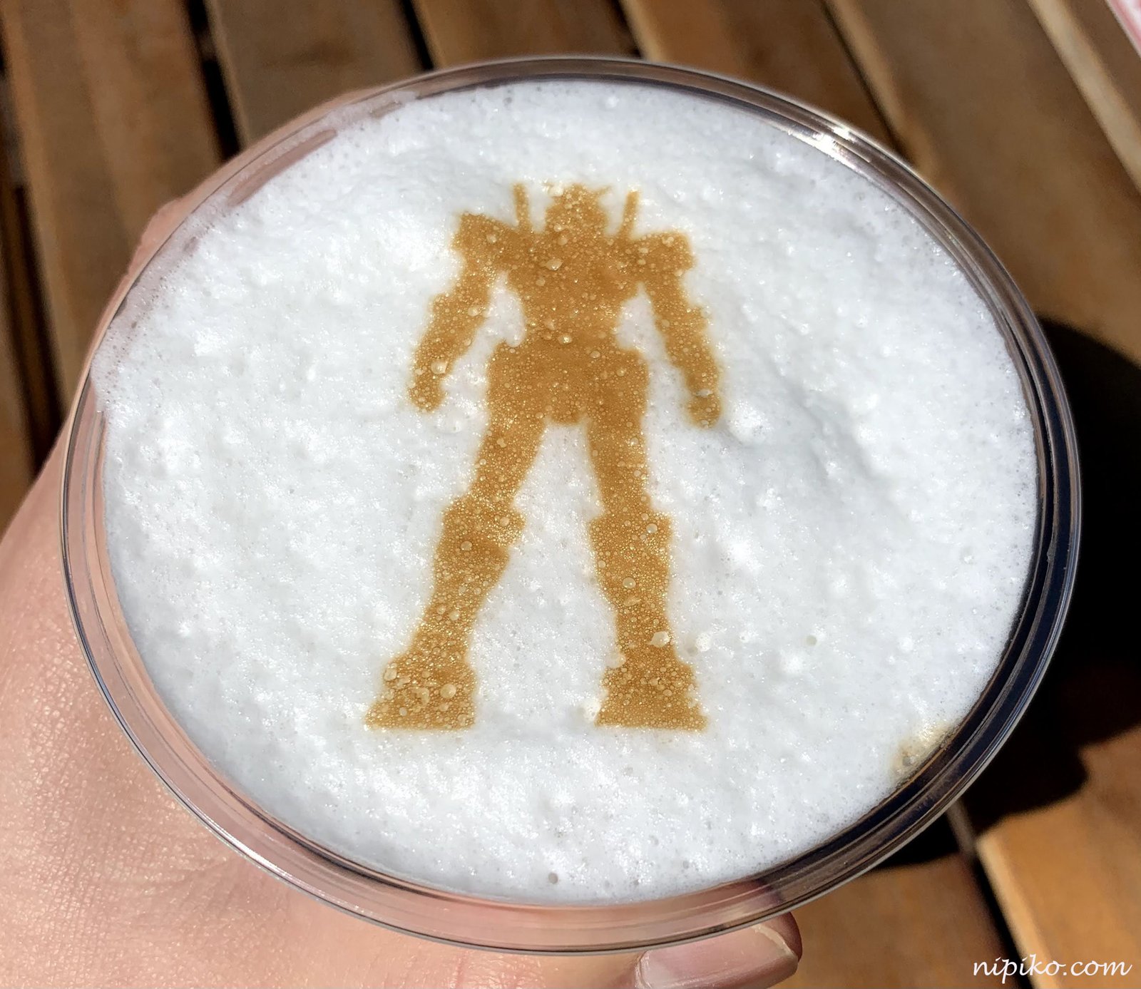 Hình ảnh Gundam trên lớp kem của ly café latte/ Photo: Nipiko