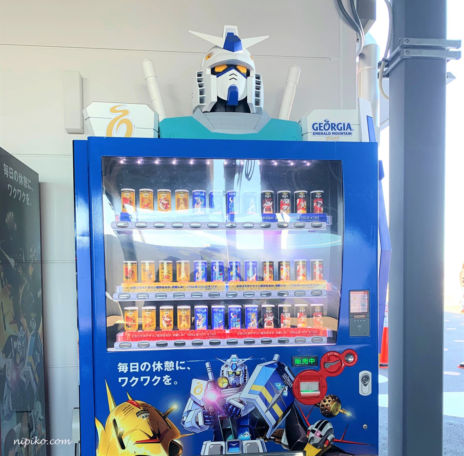 Máy bán café cũng thiết kế theo mô hình Gundam/ Photo: Nipiko