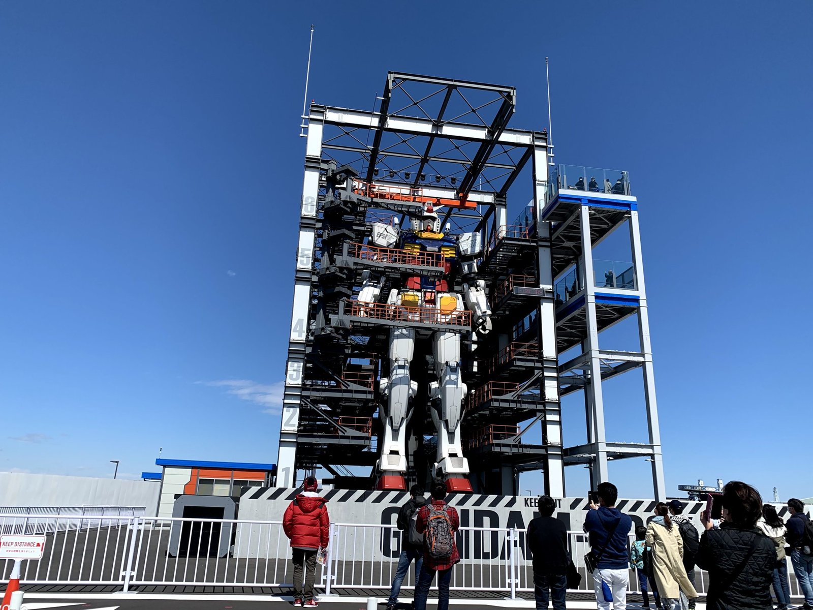 Mô hình Gundam nổi bật ngay khi vào cổng/ Photo: Nipiko
