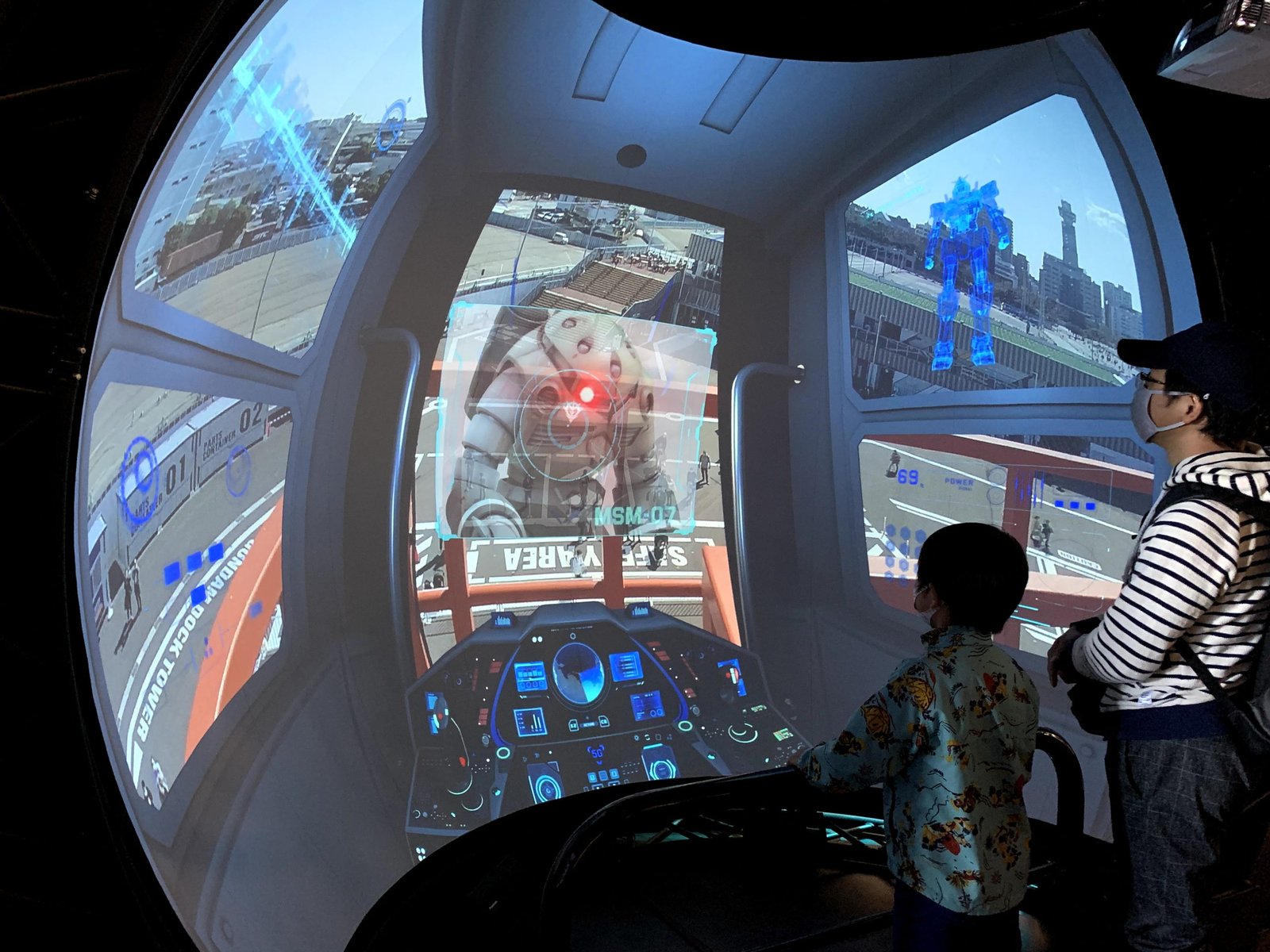 Khách hàng nhí đang trải nghiệm Pilot View với công nghệ VR/ Photo: Nipiko