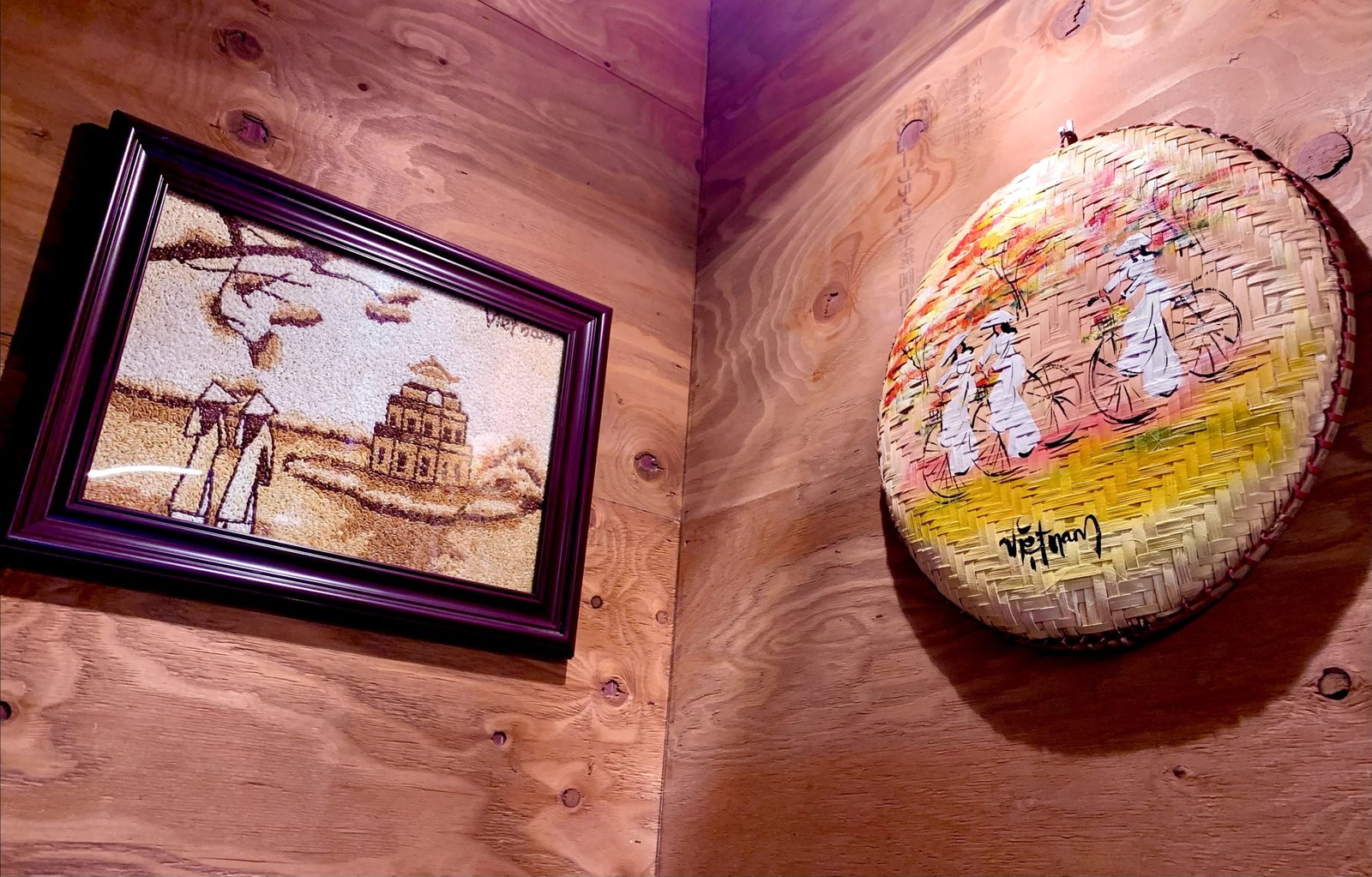 Tranh trên tường cạnh chân cầu thang/ Photo: Nipiko