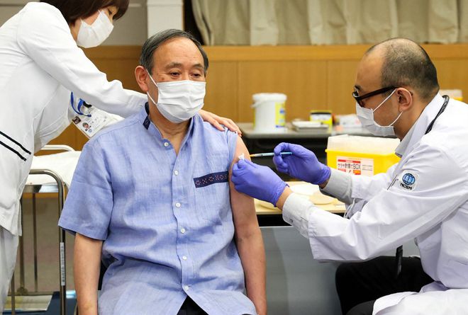 Thủ tướng Suga trong lần tiêm phòng thứ nhất ngày 16 tháng 3/ Photo: AFP