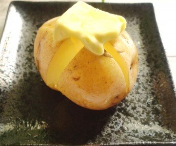 Khoai tây bơ chế biến đơn giản nhưng hấp dẫn/ Photo: https://ezoichi-hokkaido.com
