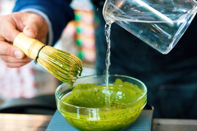 Nhiệt độ của nước ảnh hướng lớn đến hương vị matcha/ Photo: https://www.cleaneatingkitchen.com/