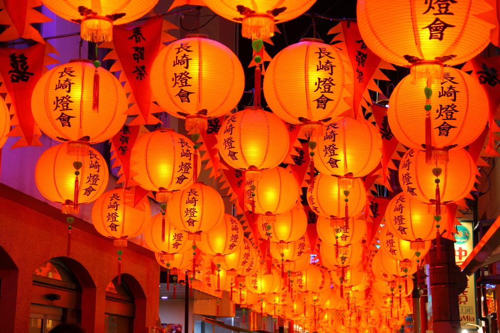 Những chiếc lồng đèn rực rỡ sắc màu ở Nagasaki Chukagai/ Photo: https://www.nagasaki-tabinet.com