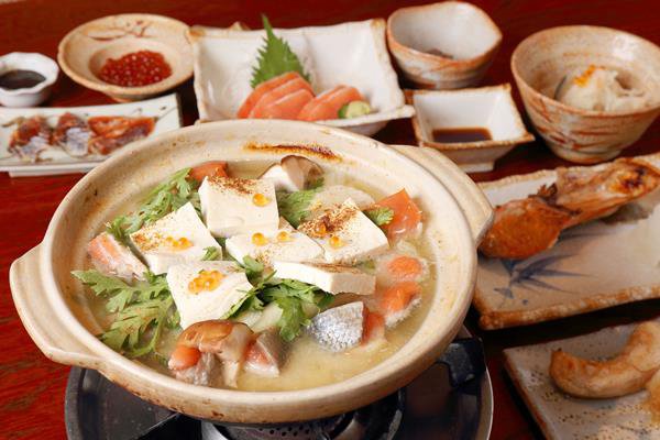 Ishikari-nabe là món lẩu gồm cá hồi tươi, củ cải, cà rốt, nấm đông cô/ Photo: https://gurutabi.gnavi.co.jp