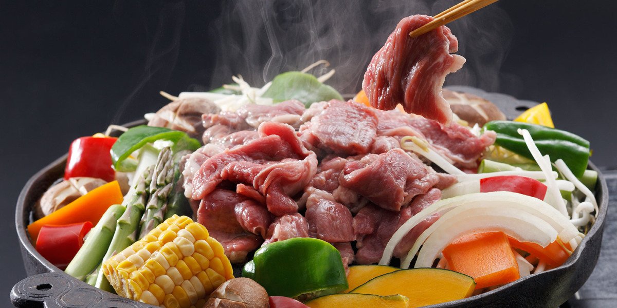 Jingisukan được chế biến trên một chiếc chảo sắt với nguyên liệu chính là thịt cừu và rau tươi/ Photo: https://www.sapporo.travel