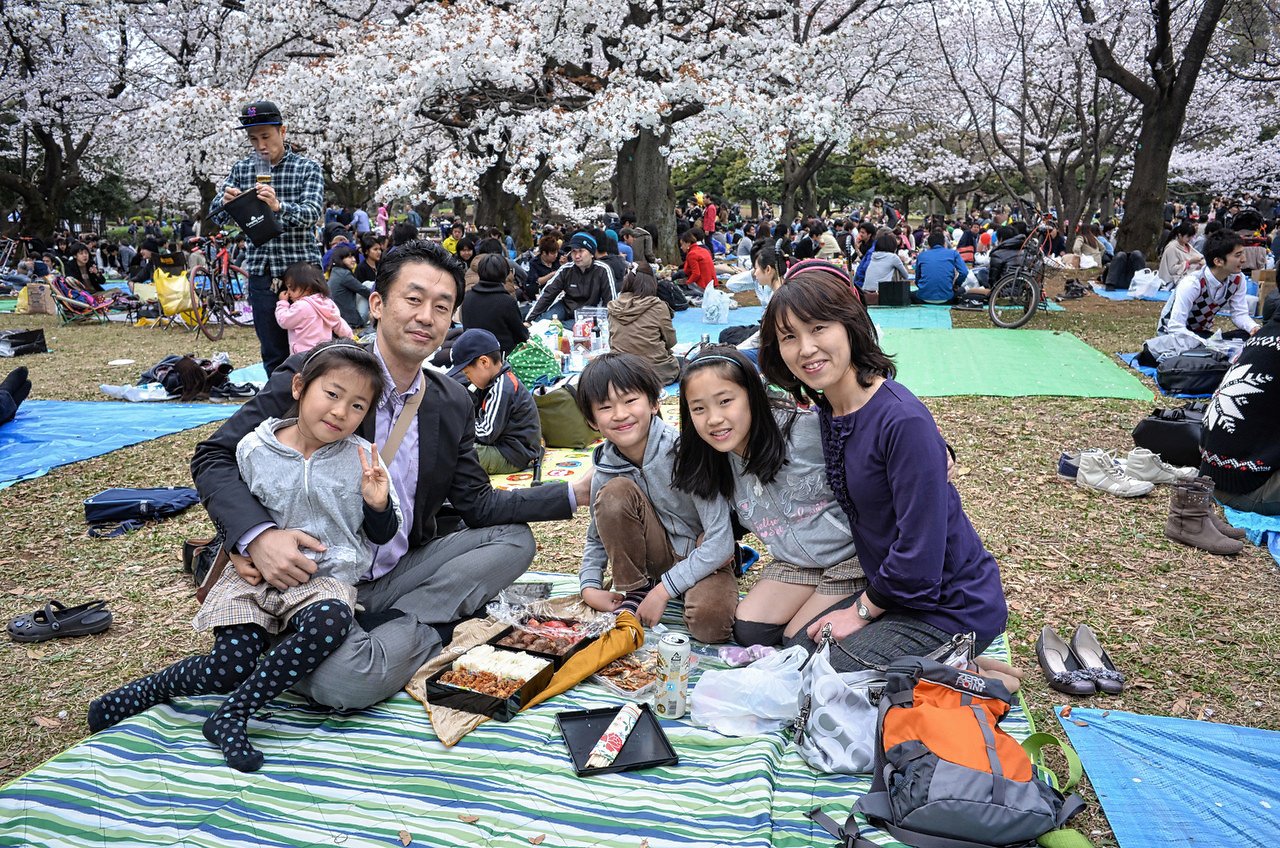 Hãy chuẩn bị một tấm bạt dã ngoại phù hợp cho số lượng người tham gia nhé/ Photo: https://www.japantimes.co.jp