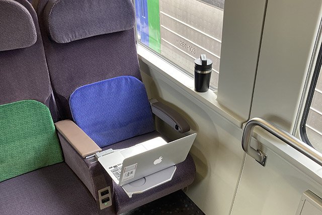 Hamanasu train và Lavender train đều được trang bị ổ cắm điện và wifi/ Photo: https://www.jrhokkaido.co.jp