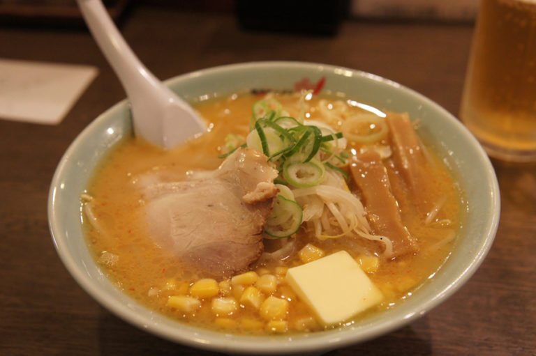 Sapporo ramen là sự kết hợp tuyệt vời của tương miso đặc và bơ/ Photo:https://satumeshi.com
