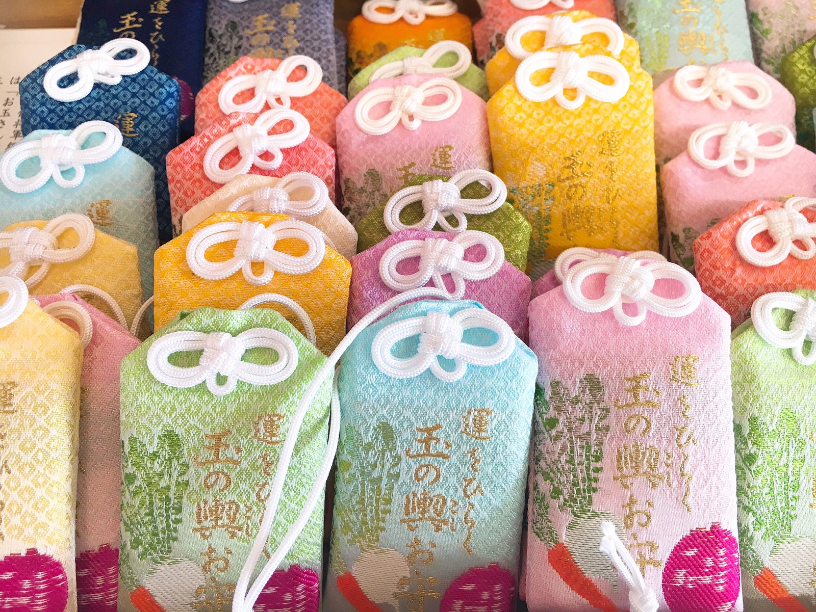Bùa may mắn Omamori được dùng để cầu may/ Photo: https://kyoto-shrine.com