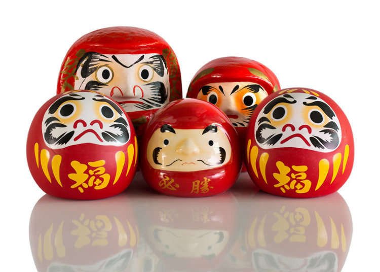 Búp bê Daruma được chấm hai mắt sau khi điều ước thành hiện thực/ Photo: https://livejapan.com
