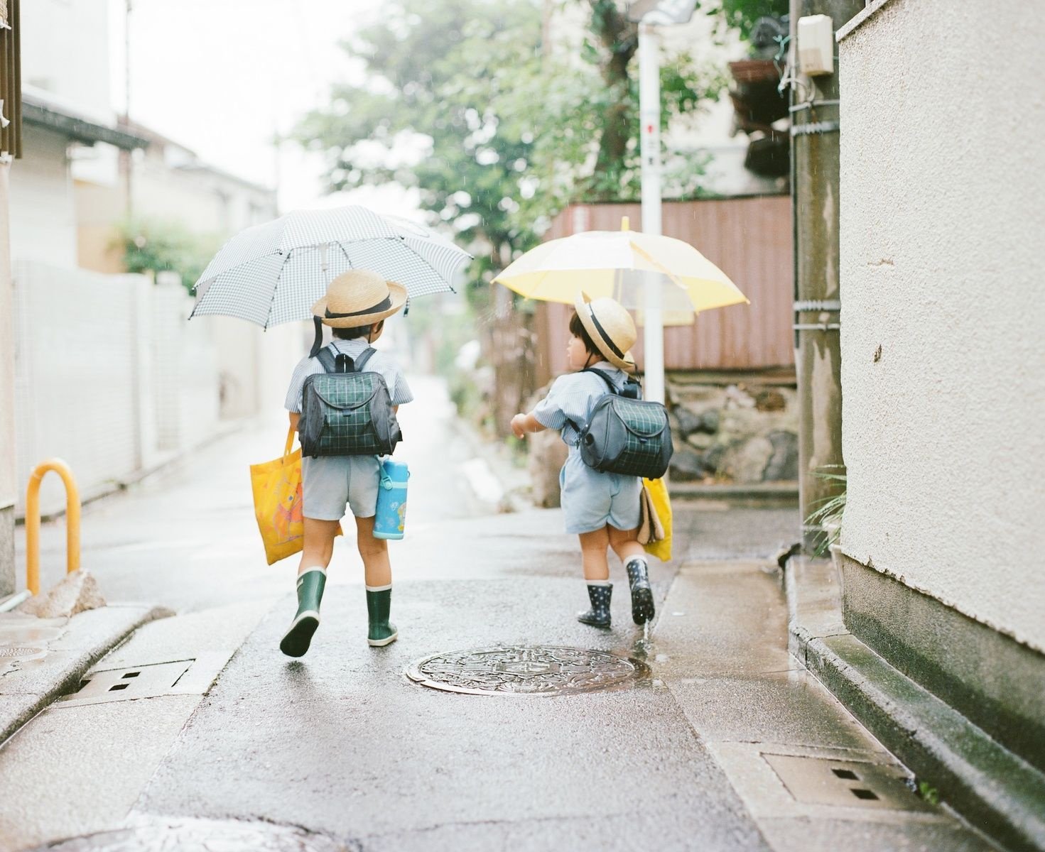 Trẻ em Nhật sẽ tự đi học theo nhóm/ Photo: Hideaki Hamada Photography