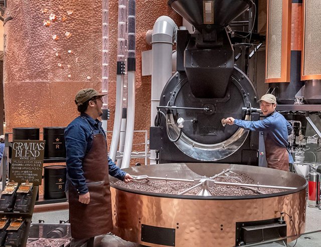 Nồi rang bọc đồng tại cửa hàng Starbucks Roastery Tokyo/ Photo: https://www.starbucks.co.jp