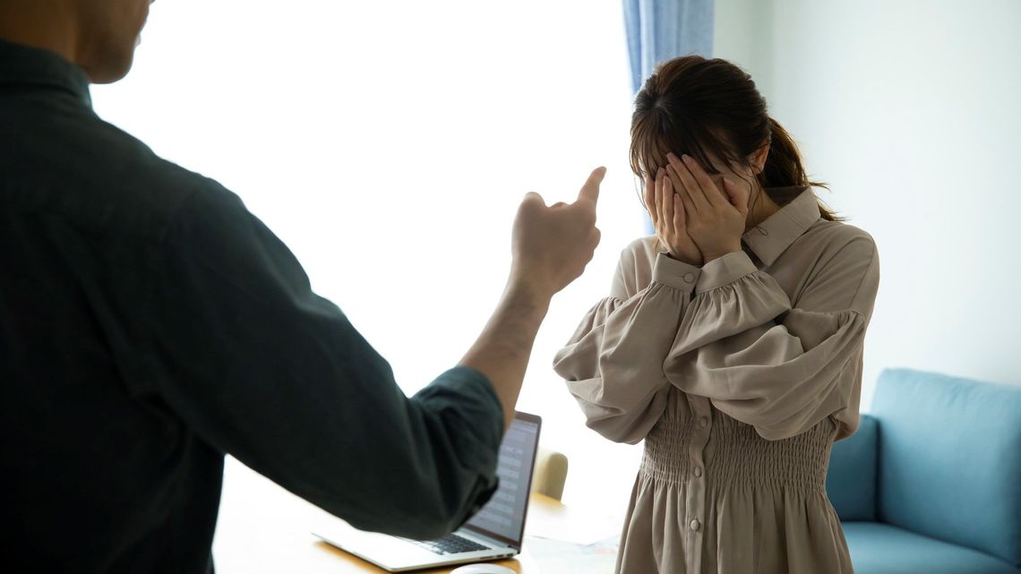 Covid-19 được cho là đã làm gia tăng căng thẳng giữa các cặp vợ chồng/ Photo: https://toyokeizai.net