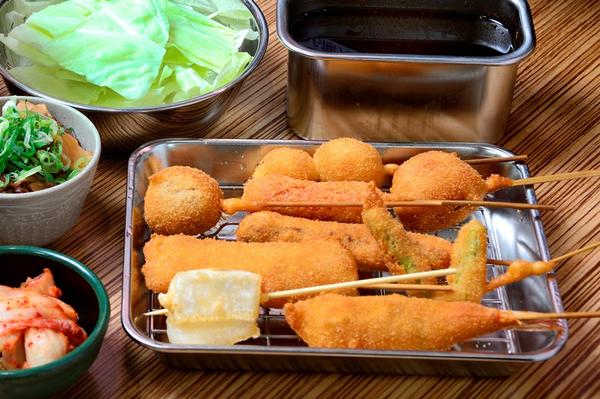 Dotonburi kushikatsu - món xiên que chiên giòn độc đáo / Photo: https://japantravel.navitime.com