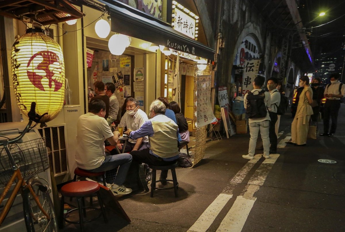 Người dân xếp hàng chờ vào quán bar sau 20h ở Tokyo hôm 2/6/ Photo: AP