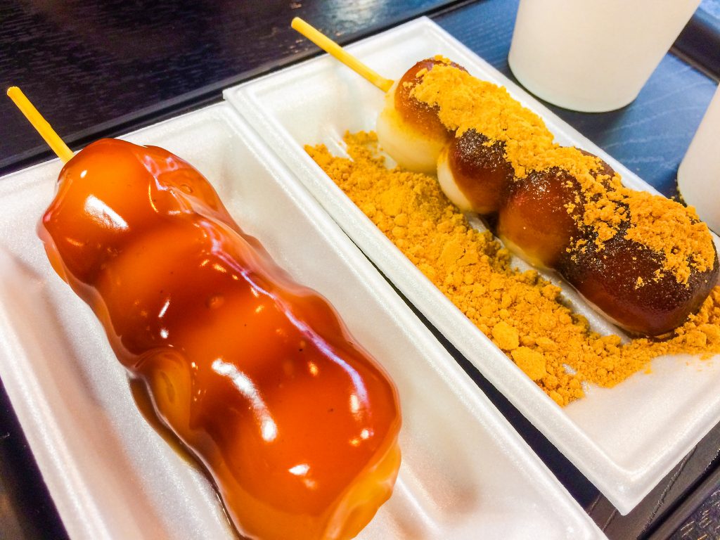 Món bánh kibi dango ngon lành nổi tiếng ở khu phố Asakusa/ Photo: https://thecreativeadventurer.com