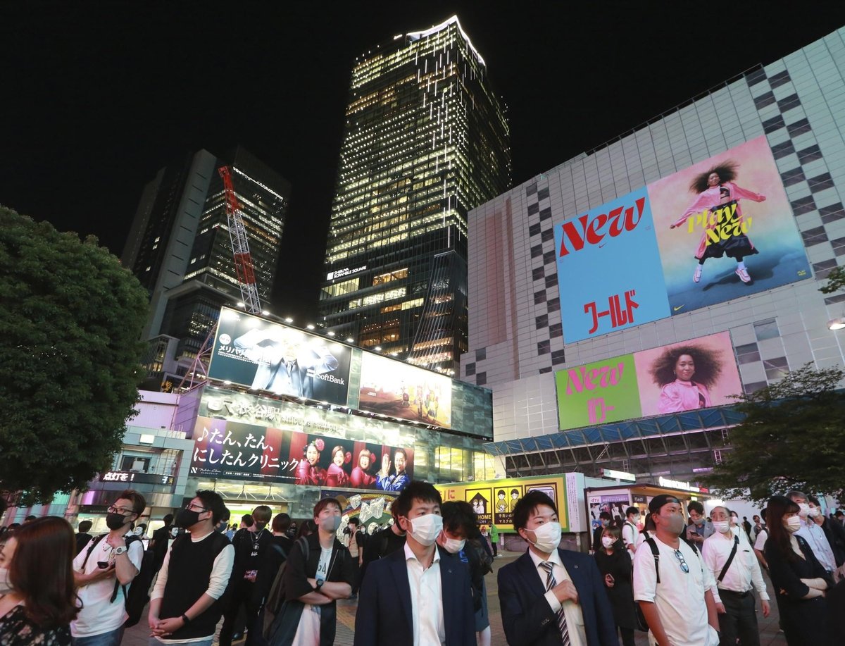 Người dân đeo khẩu trang, đi lại ở ngã tư Shibuya nổi tiếng, hôm 31/5/ Photo: AP