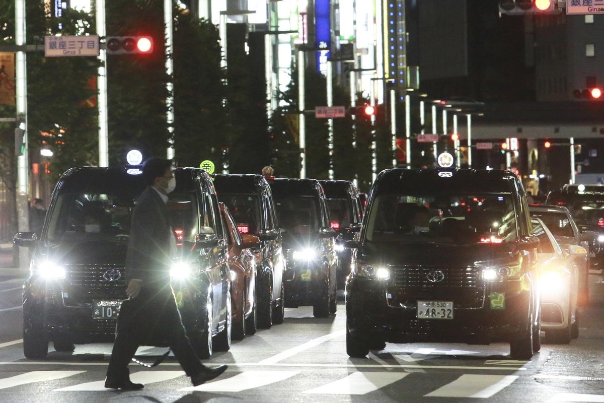 Taxi chờ khách trên phố Ginza, một trung tâm mua sắm ở Tokyo, hôm 1/6/ Photo: AP