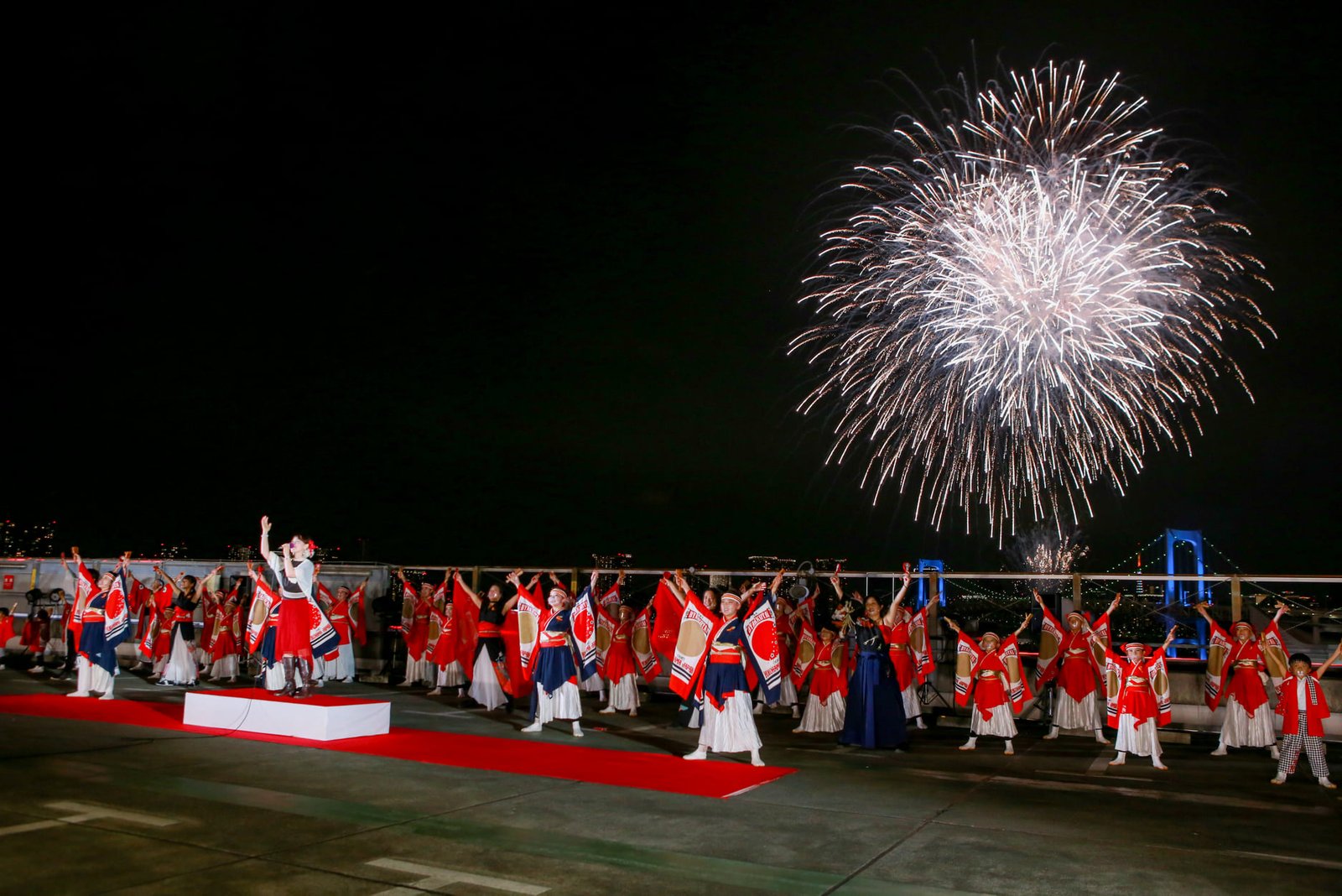Lễ hội Yosakoi trên nền pháo hoa ở Kochi năm 2018 / Photo: https://www.facebook.com/Yosakoi-KOCHI-JAPAN