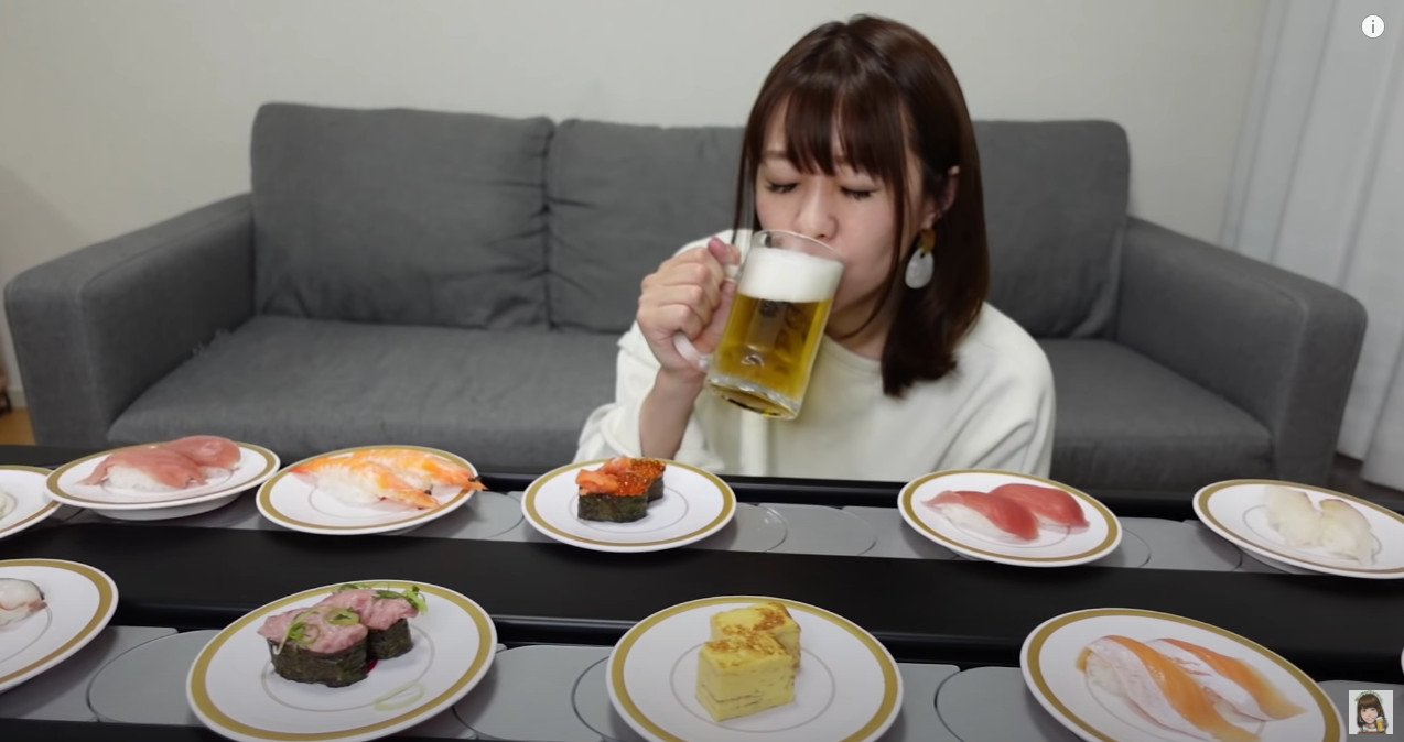 Vlogger Reiranran dùng sushi tại gia với băng chuyền và bia "như trong nhà hàng" - Ảnh chụp màn hình Youtube
