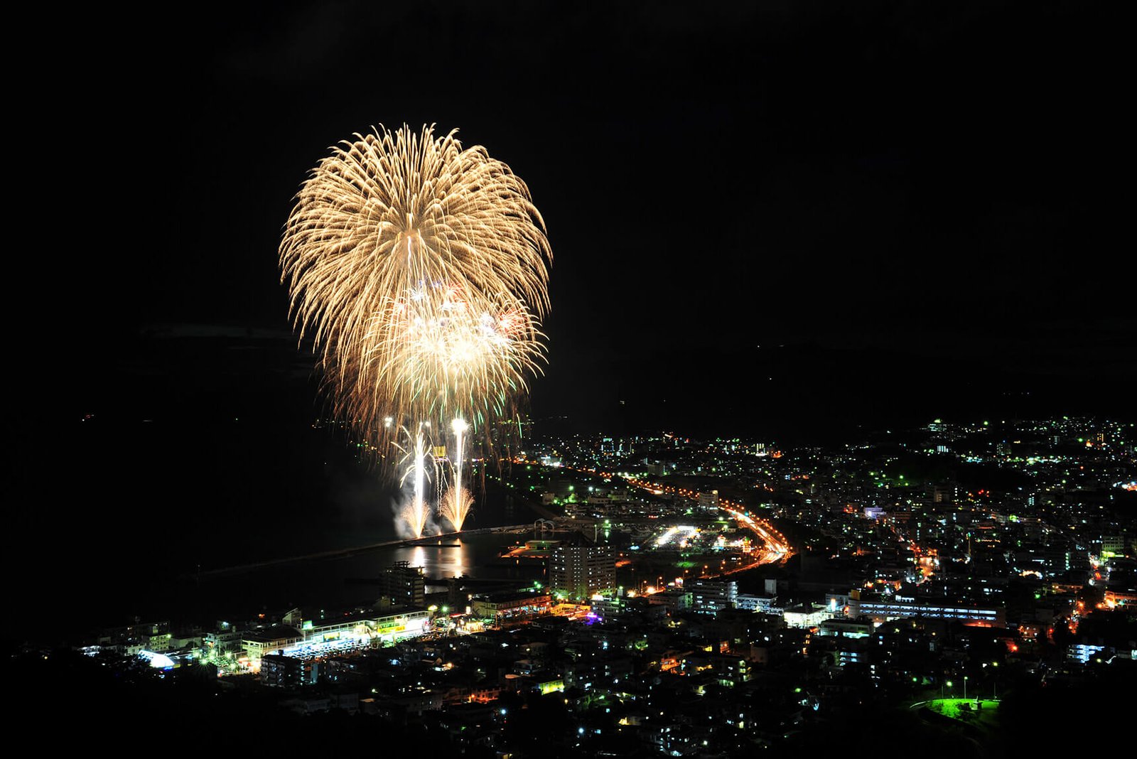 Pháo hoa trong Lễ hội mùa hè Nago năm 2019/ Photo: https://www.okinawatraveler.net