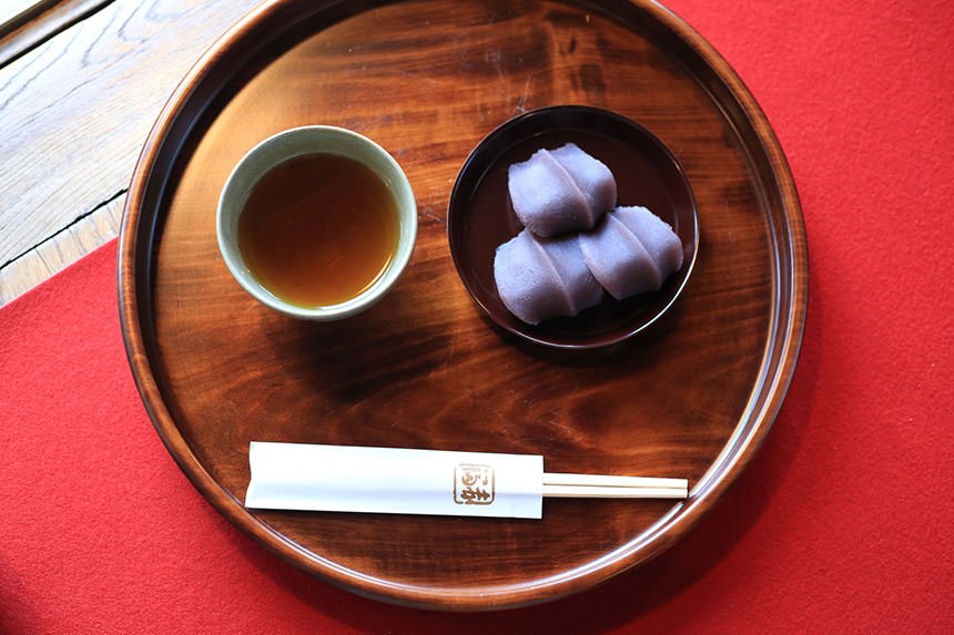 Bạn cũng sẽ bắt gặp nhiều quán cà phê cổ kính tại đây / Photo: https://www.ana-cooljapan.com
