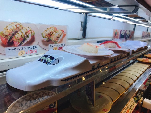 Bên trong nhà hàng sushi băng chuyền Kappa sushi/ Photo: https://tabelog.com