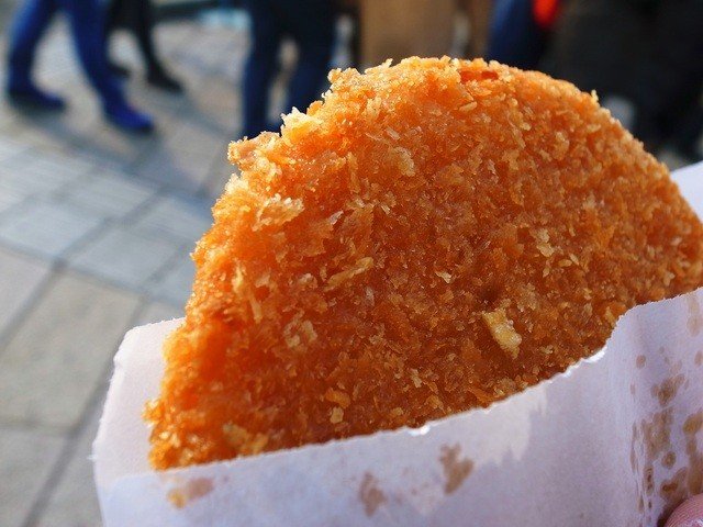 Nếu đến đây bạn hãy nhớ thử món korokke của cửa hàng Nakamura nhé / Photo: tabelog.com