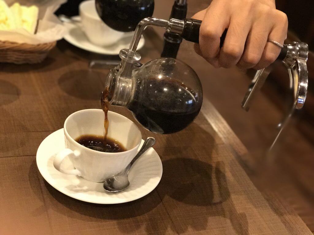 Syphon là một phương pháp pha chế cà phê phổ biến tại các quán cà phê tại Nhật Bản/ Photo: https://kanazawatime.net
