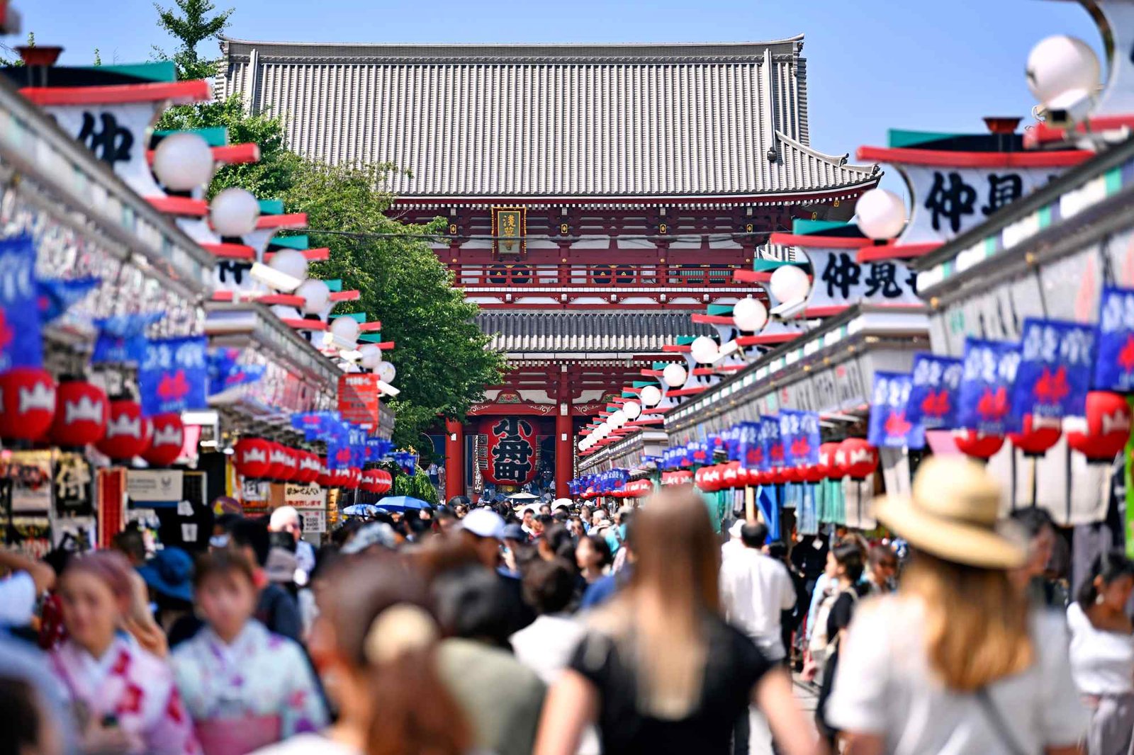 Khu phố mua sắm nhộn nhịp Asakusa Nakamise Shotengai/ Photo: https://thegate12.com