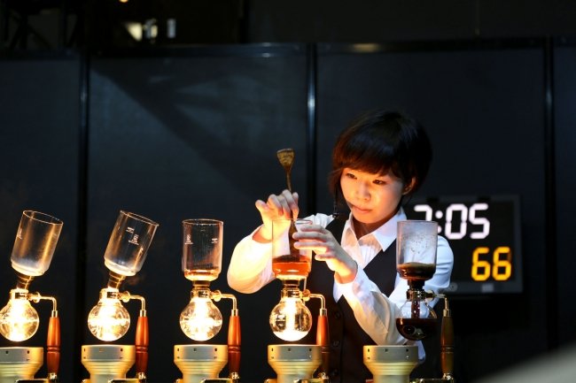 Các Syphonista tại Nhật Bản không chỉ đơn thuần pha cà phê theo cách truyền thống / Photo: https://prtimes.jp