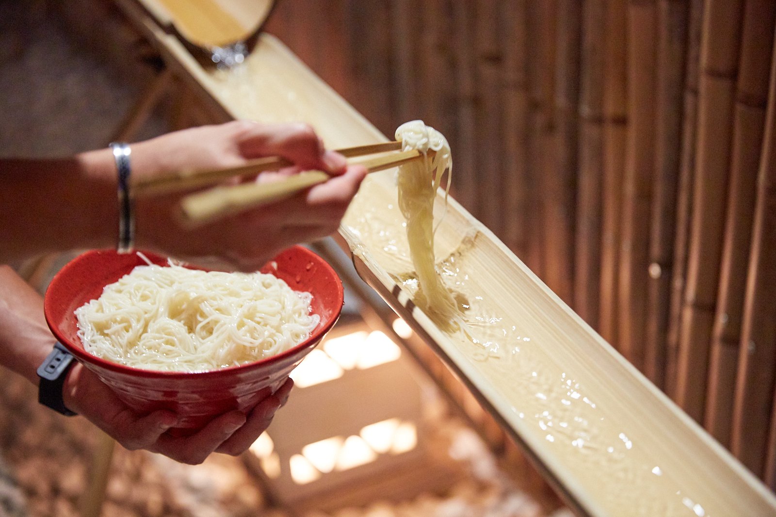 Nagashi Somen cũng là một hình thức thưởng thức mì Somen rất thú vị/ Photo: https://www.timeout.jp