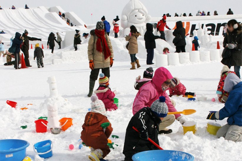 Lễ hội tuyết thu hút đông đảo khách du lịch lẫn người dân bản địa/ Photo: https://www.sapporo.travel