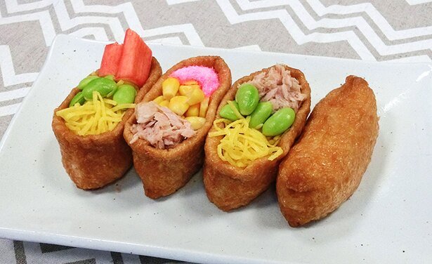 2. Inari zushi いなりずしMón ăn đặt theo tên thần Shinto Inari / Photo: https://www.walkerplus.comTrông Inarizushi như những "gói theo mùa", loại sushi truyền thống này làm từ đậu hũ chiên nhồi nhân là cơm dẻo thơm, một số loại rau, gia vị như cà rốt, nấm, măng, rong biển... Món ăn đặt theo tên thần Shinto Inari, người được cho là đã tìm ra món đậu hũ chiên.