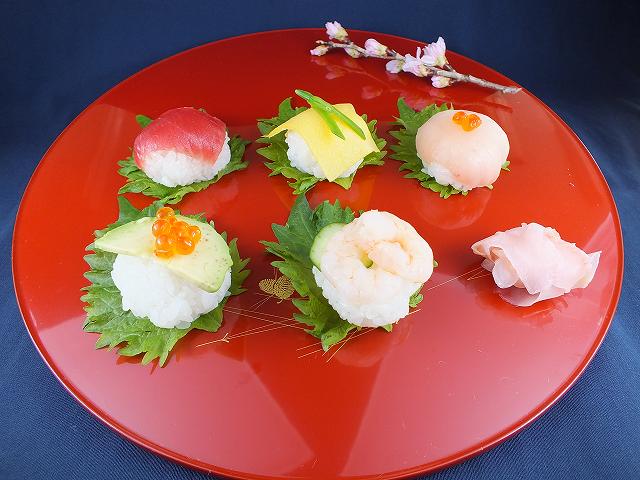 5. Temari sushi 手毬寿司Sushi dễ thương như vầy thì không nỡ ăn luôn / Photo: http://www.yamamatsu-suisan.jpCũng là một loại sushi thuộc nigiri sushi nhưng hình dáng temari lại giống một quả bóng tròn hơn. Cơm, cá, rong biển được xếp rồi ép chặt thành hình tròn. Temari là món dễ chế biến tại nhà và thường được người Nhật mang đi ăn trong các buổi dã ngoại, lễ Halloween, Hinamatsuri (lễ hội búp bê cho bé gái) và Giáng sinh vì chúng dễ trang trí theo chủ đề.