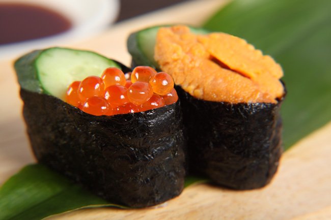 4. Gunkanmaki 軍艦巻きGunkanmaki / Photo: https://all-guide.comLà một loại của nigiri sushi nhưng gunkanmaki lại là cơm bọc bằng miếng rong biển lớn, chừa lại hai mặt trên dưới, trong đó mặt trên miếng sushi được thêm trứng cá hồi, nhím biển, hàu... Gunkan nghĩa là chiếc thuyền trong tiếng Nhật, trông sushi này quả thực giống một chiếc thuyền nhỏ "chở" đầy cá, trứng.
