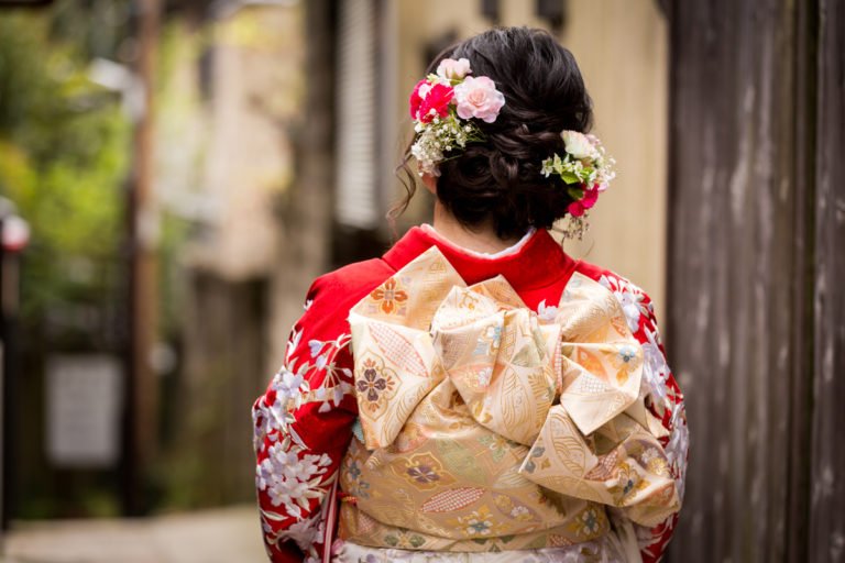 Sẽ có những loài hoa đặc trưng dùng trong Lễ cưới hoặc Lễ trưởng thành / Photo: https://miyatakebook.com