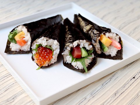 8. Temaki zushi 手巻き寿司Sushi cuộn tay Temaki / Photo: https://recipe.yamasa.comTemaki nghĩa là "cuộn tay", đó cũng là cách chế biến loại sushi này, dùng rong biển bọc cơm và rau củ, cá rồi cuộn thành hình phễu khá lỏng tay. Khi làm xong temaki nhìn giống một que kem ốc quế. Thực khách khi ăn chỉ việc cầm tay ăn không nhất thiết dùng đũa.