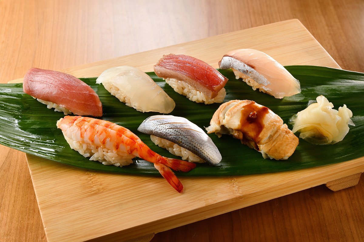 3. Nigiri zushi 握り寿司Nigiri zushi / Photo: https://makesushiathome.myshopify.comMột trong những loại sushi được biết tới nhiều nhất thế giới là nigiri sushi, chúng làm từ một nắm cơm nhỏ nắm chặt bằng tay sau đó bọc bên trên với trứng hoặc các loại hải sản như tôm, mực, cá, lươn... đôi khi có cuộn thêm một miếng rong biển nhỏ. Món ăn này bắt đầu phổ biến từ thời kỳ Edo (1603 - 1867). Khi ăn Nigiri sushi cần gắp hoặc cầm bằng tay sạch chấm tương, không chấm cơm và tương vì đã trộn gia vị, rồi ăn cả miếng, tránh cắn nửa chừng.