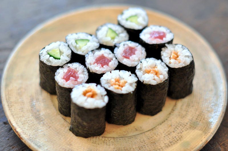 7. Hosomaki 細巻きHosomaki có cách chế biến khá đơn giản/ Photo: sirogohan.comLoại sushi này có kích thước nhỏ nhất khi chỉ nặng cỡ 80 - 100 gr. Hosomaki chế biến cũng rất đơn giản với chỉ một chút cơm, cuộn rong biển và nhân là một loại duy nhất, ví như dưa chuột, cá ngừ...