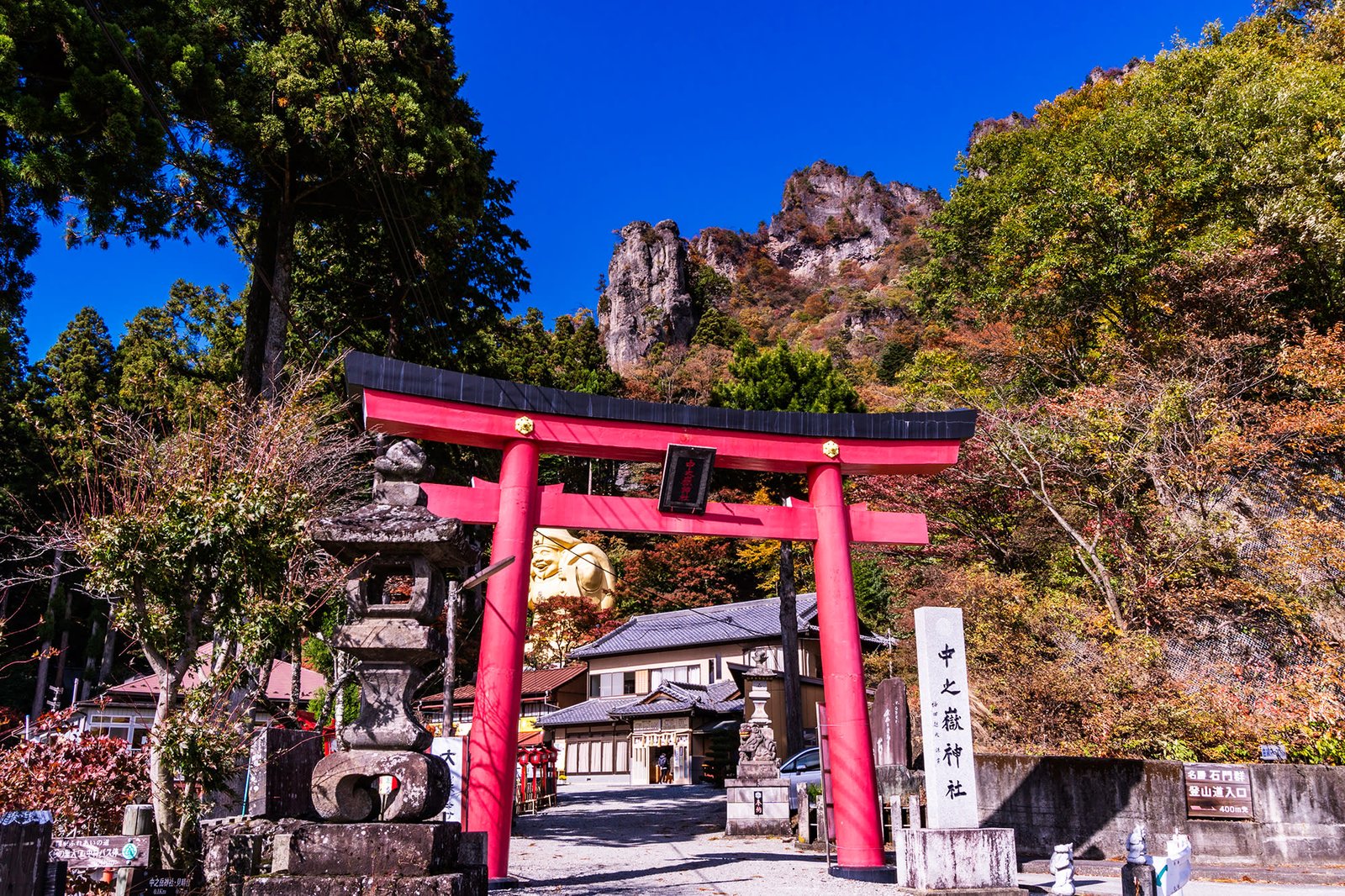 Chiếc cỗng torii đặc trưng cho một ngôi đền Shinto / Photo: https://www.visit-gunma.jp