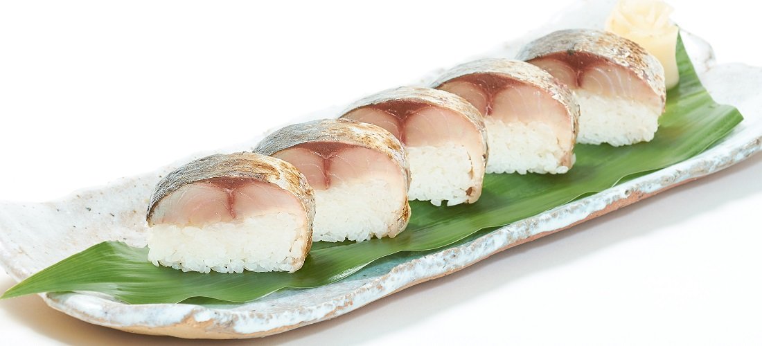 9. Oshi sushi 鬼 すしOni sushi à đặc sản của Osaka và vùng Kansai / Photo: https://onisaba.comLà đặc sản của Osaka và vùng Kansai, oshi sushi không dùng rong biển bọc cơm mà cơm nén thành miếng bên trên sử dụng topping là các loại cá, trứng cá, rau củ... Khi nén chặt rồi có thể cắt thành miếng nhỏ hơn để vừa ăn, hình dạng khá vuông vức nên còn gọi là ashako sushi hay "hộp sushi".